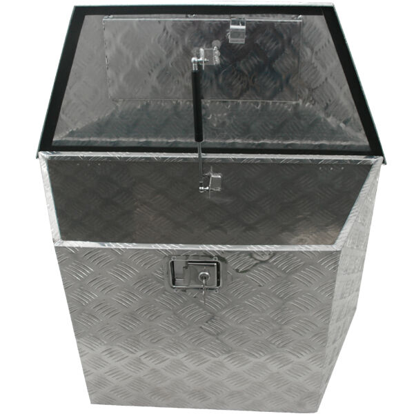 Robuste Staubox aus Aluminium, ideal für Deichsel und Ladeflächen, mit Riegelschloss und Gummidichtung. Vorderansicht offen